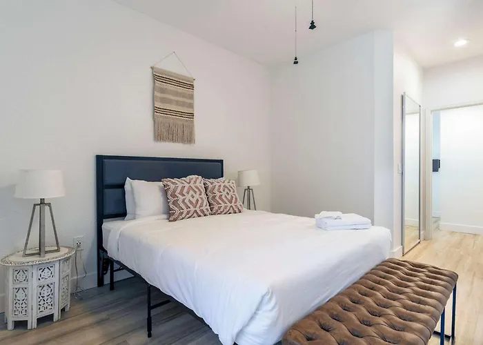Apartment 2br Cozysuites At Kierland Commons With Pool #06